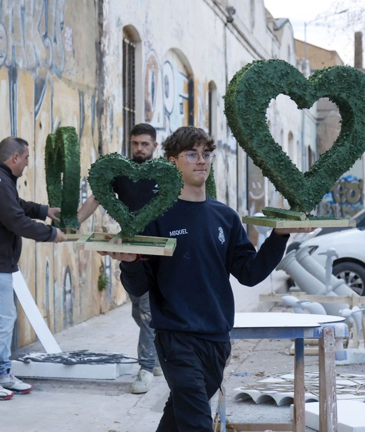 Imagen secundaria 2 - Falla que Convento ha regalado a los pueblos afectados por la dana y que se ha plantado en Paiporta y Javi Nieto y falleros de El Charco de Catarroja, recogiendo las últimas piezas en el taller de Josué Beitia.