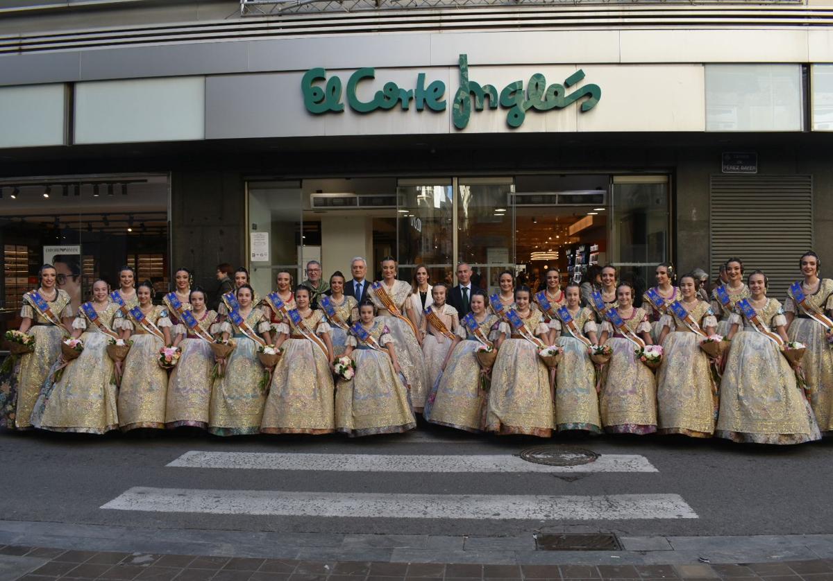 Las falleras mayores de Valencia y sus cortes de honor visitan El Corte Inglés de Pintor Sorolla-Colón