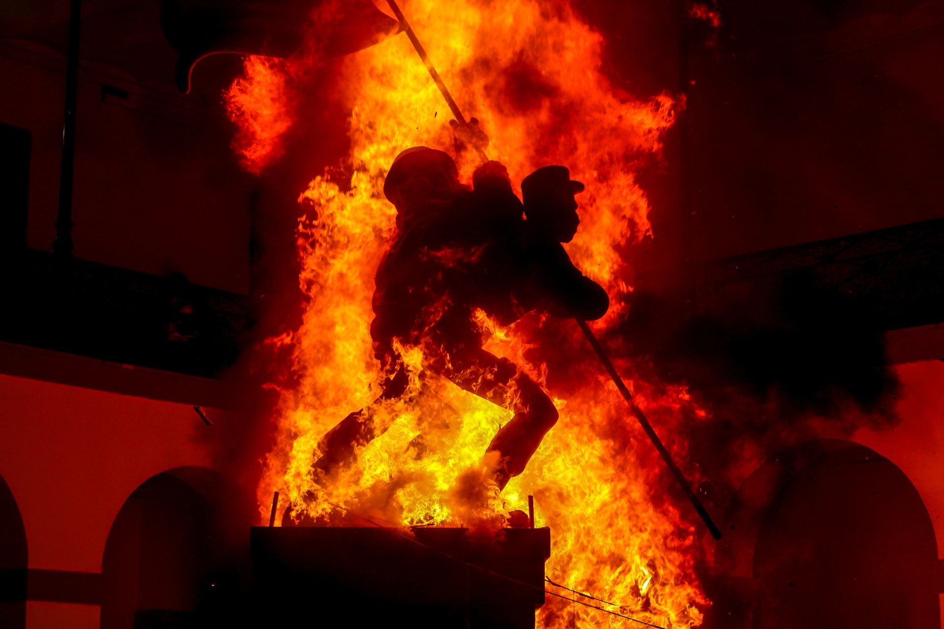 FOTOS | La falla de las Fuerzas Armadas y la Guardia Civil homenajea al pueblo valenciano