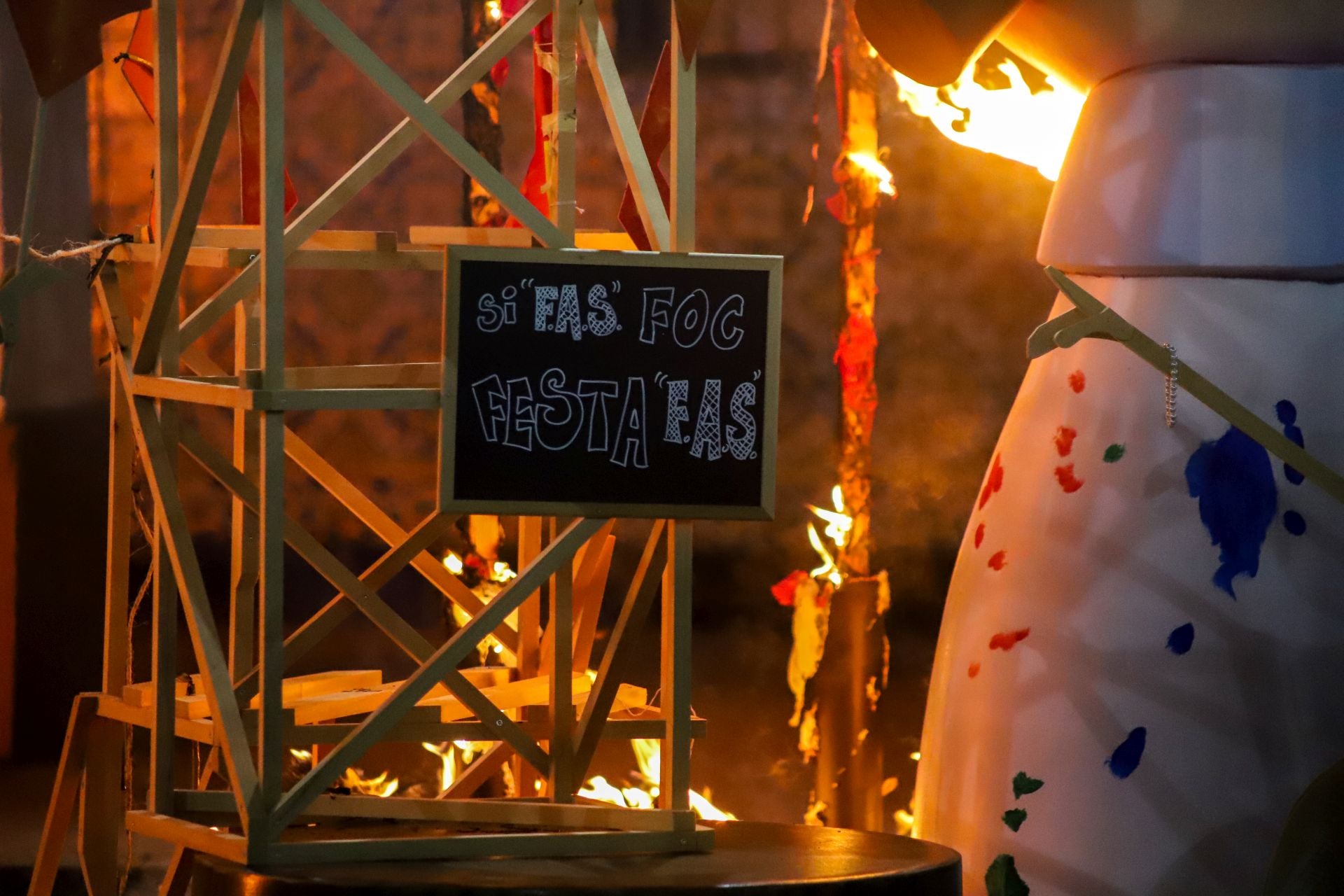 FOTOS | La falla de las Fuerzas Armadas y la Guardia Civil homenajea al pueblo valenciano