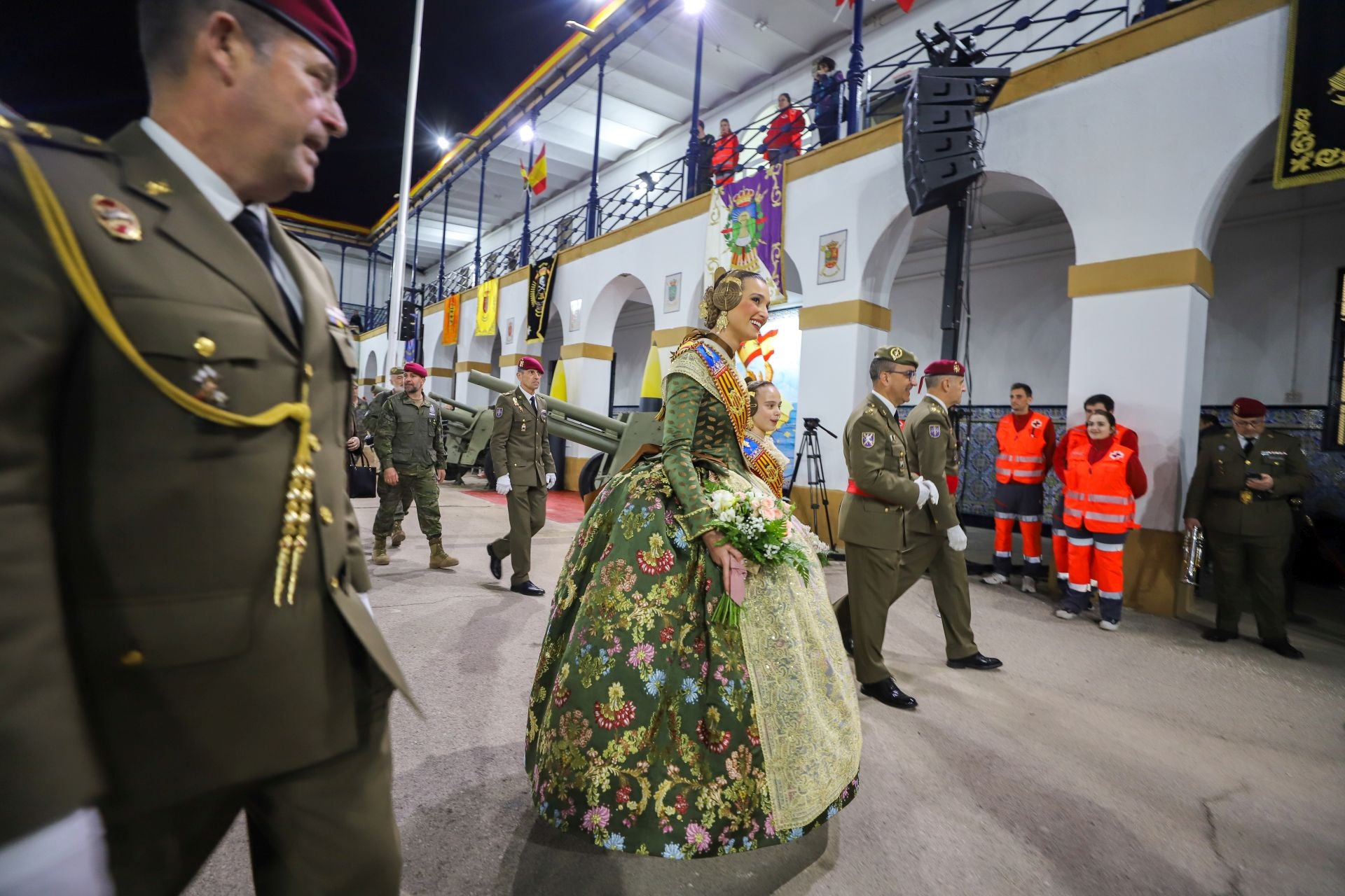 FOTOS | La falla de las Fuerzas Armadas y la Guardia Civil homenajea al pueblo valenciano