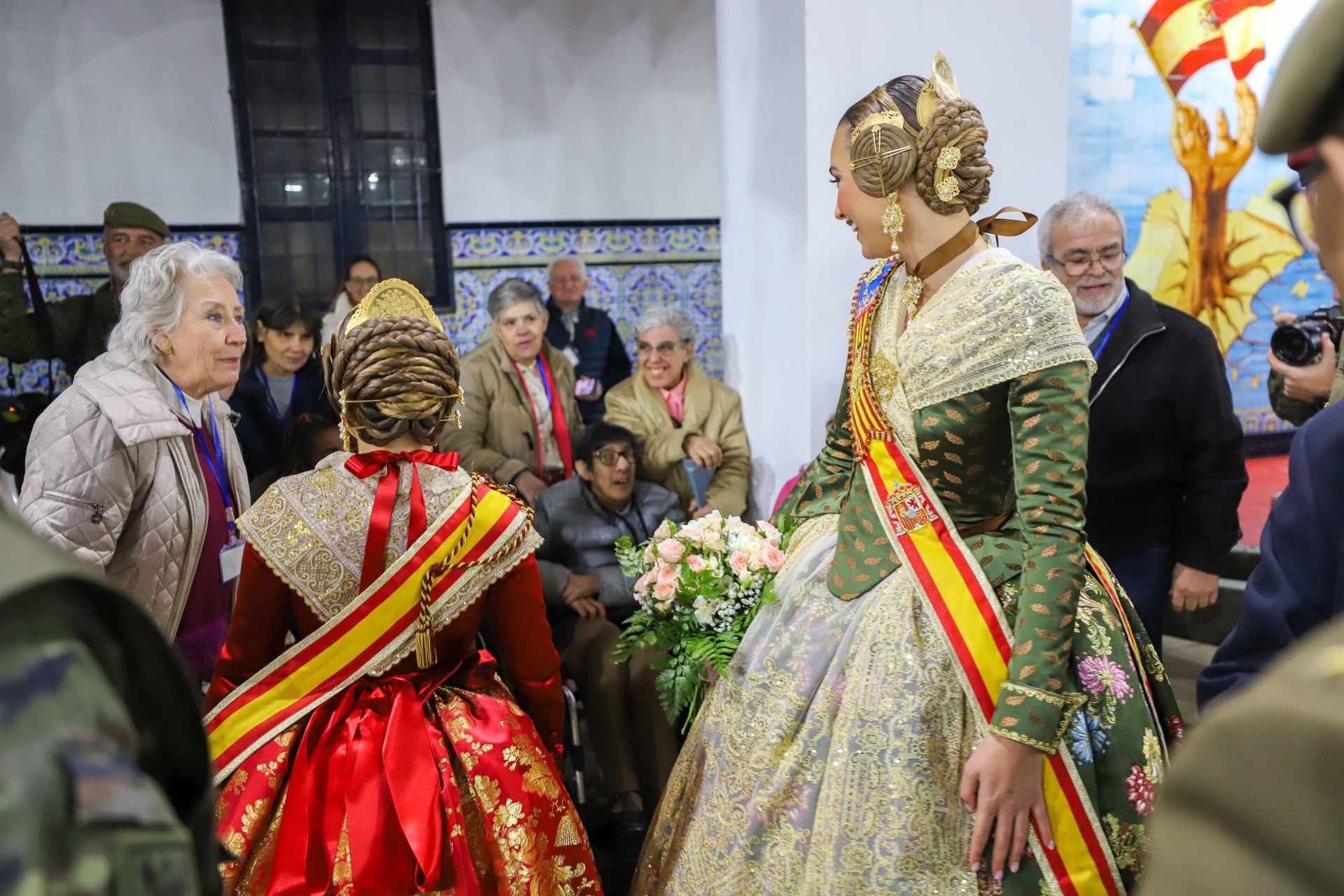 FOTOS | La falla de las Fuerzas Armadas y la Guardia Civil homenajea al pueblo valenciano