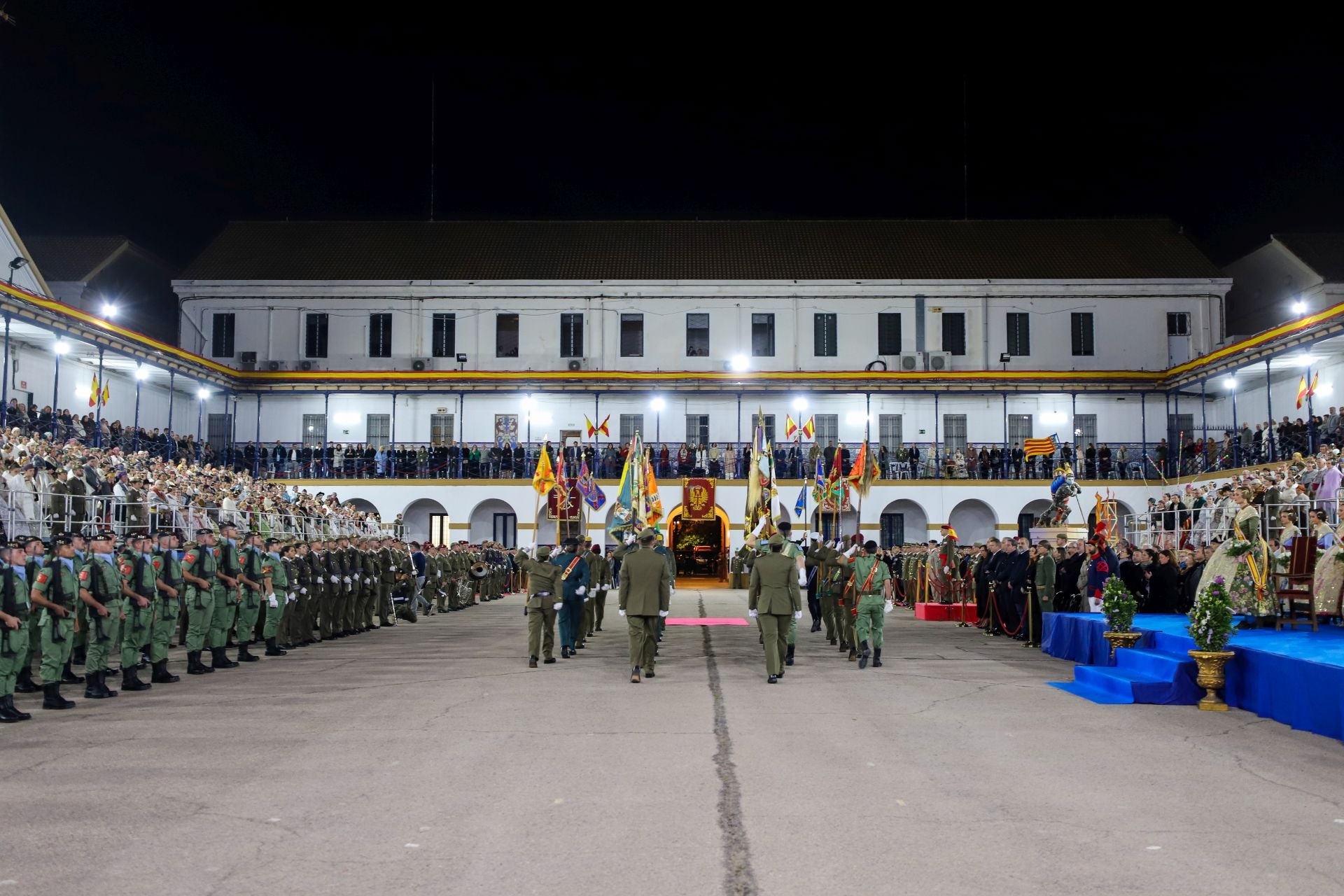FOTOS | La falla de las Fuerzas Armadas y la Guardia Civil homenajea al pueblo valenciano