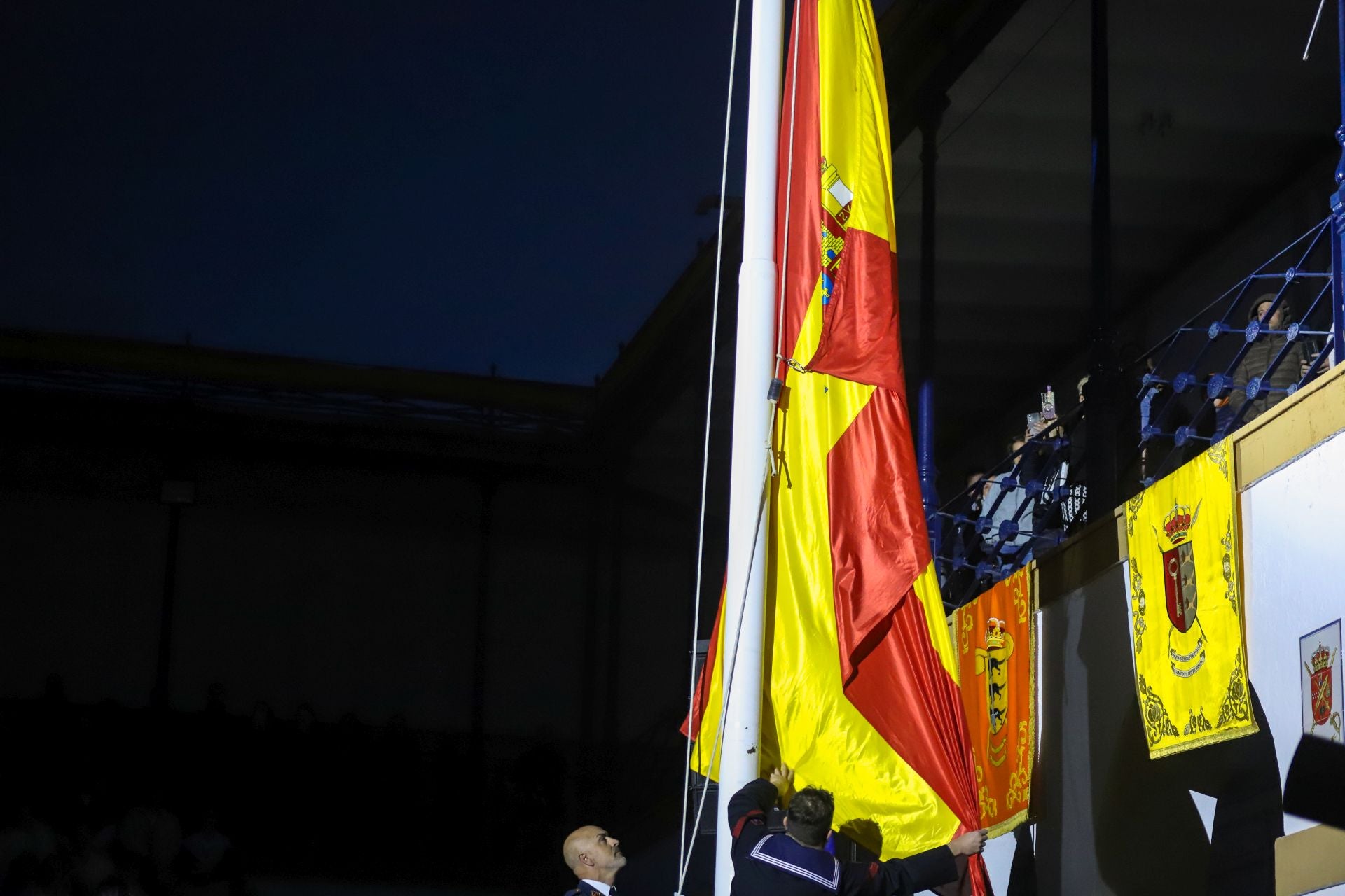 FOTOS | La falla de las Fuerzas Armadas y la Guardia Civil homenajea al pueblo valenciano