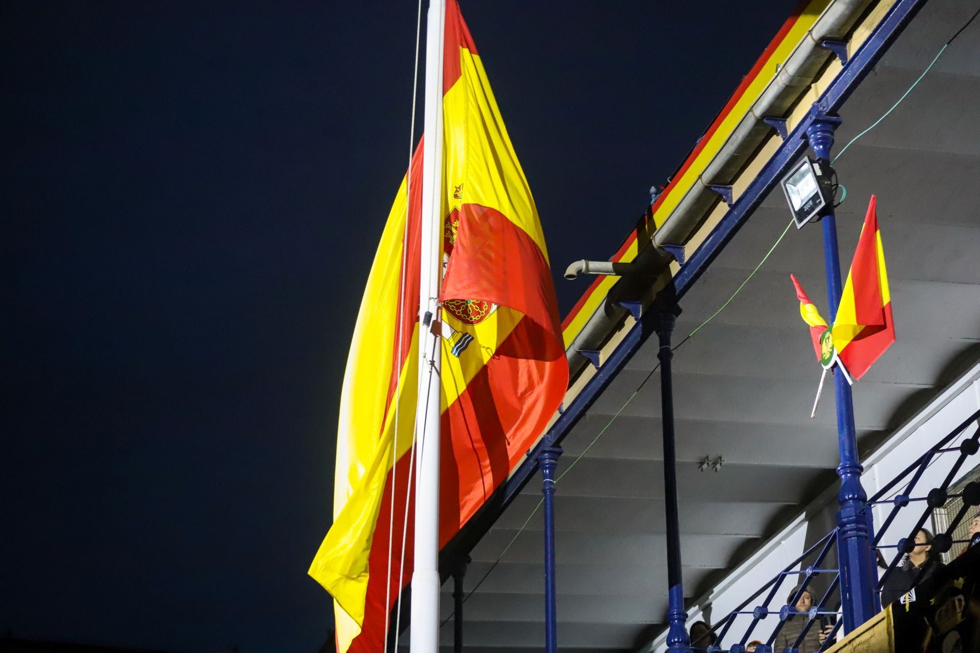 FOTOS | La falla de las Fuerzas Armadas y la Guardia Civil homenajea al pueblo valenciano