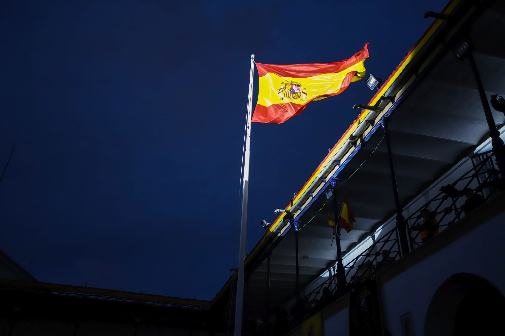 FOTOS | La falla de las Fuerzas Armadas y la Guardia Civil homenajea al pueblo valenciano
