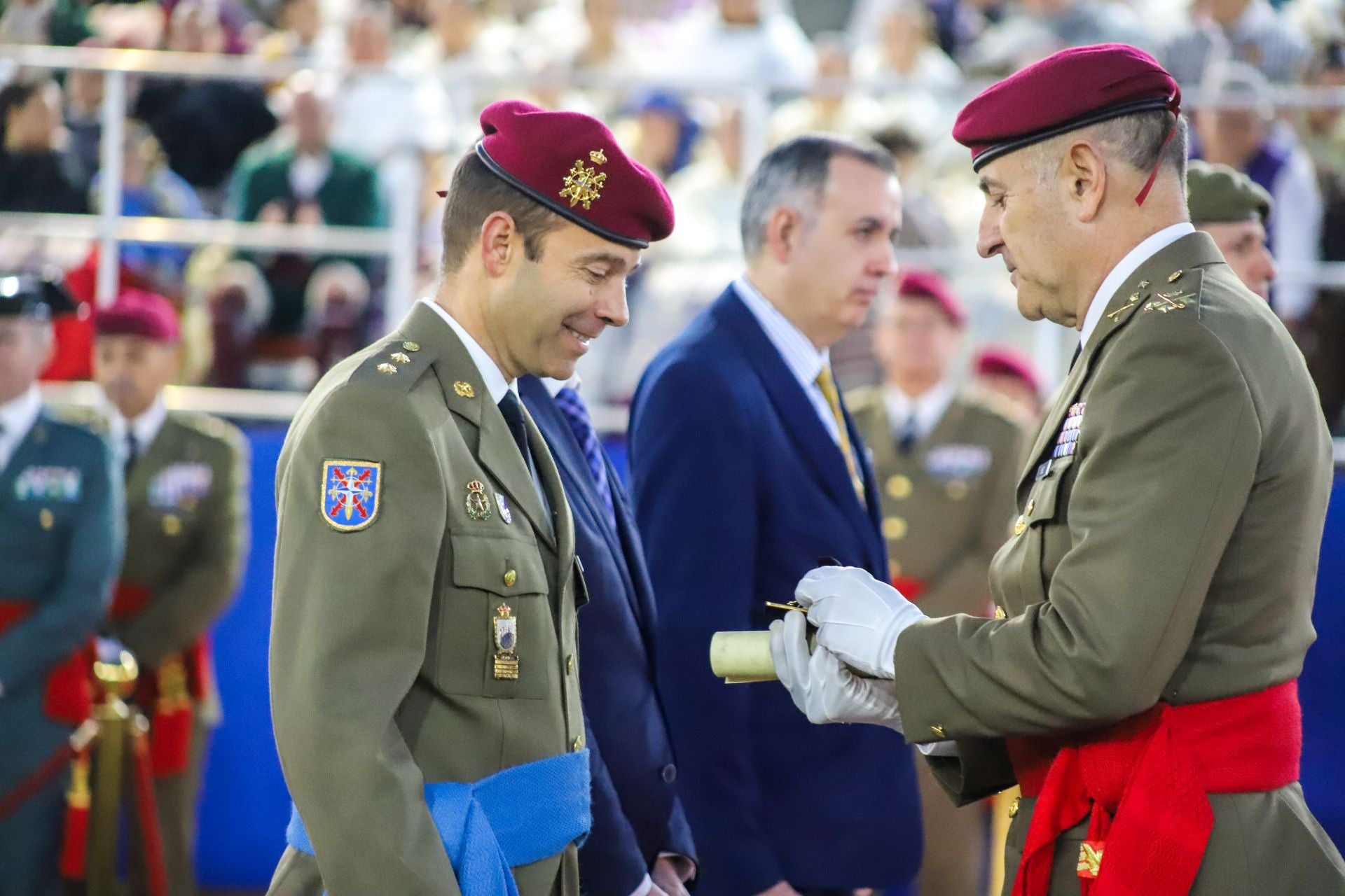 FOTOS | La falla de las Fuerzas Armadas y la Guardia Civil homenajea al pueblo valenciano