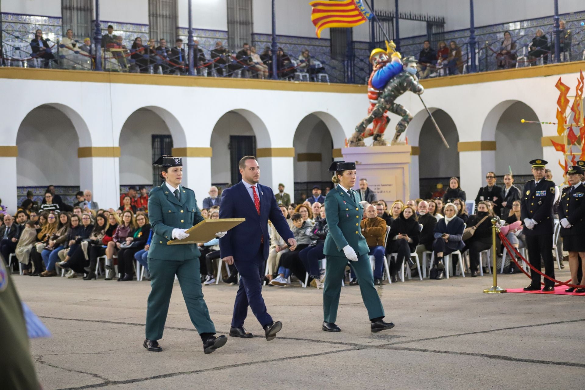 FOTOS | La falla de las Fuerzas Armadas y la Guardia Civil homenajea al pueblo valenciano