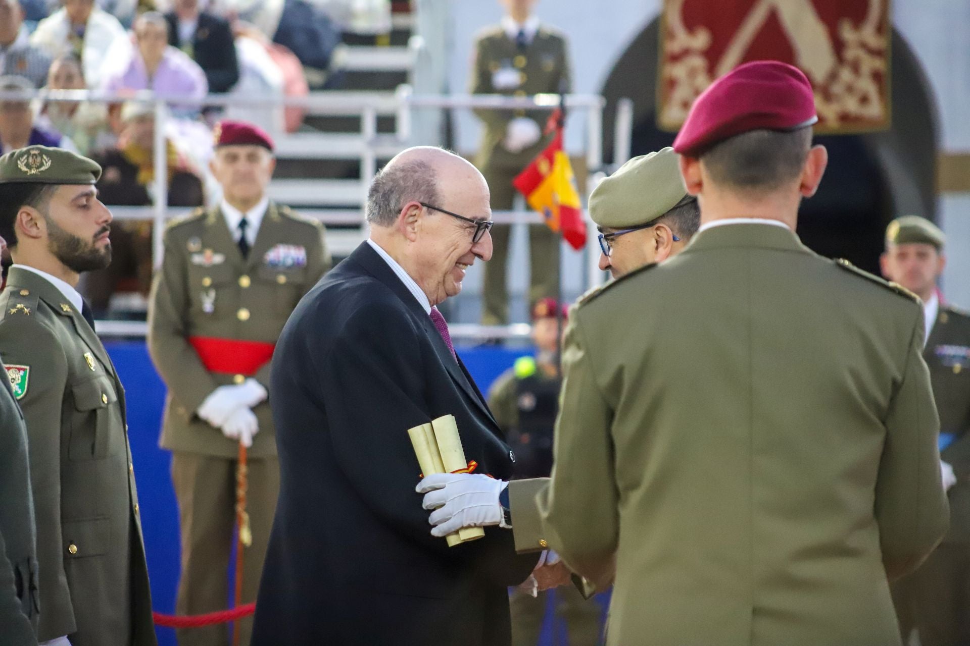 FOTOS | La falla de las Fuerzas Armadas y la Guardia Civil homenajea al pueblo valenciano