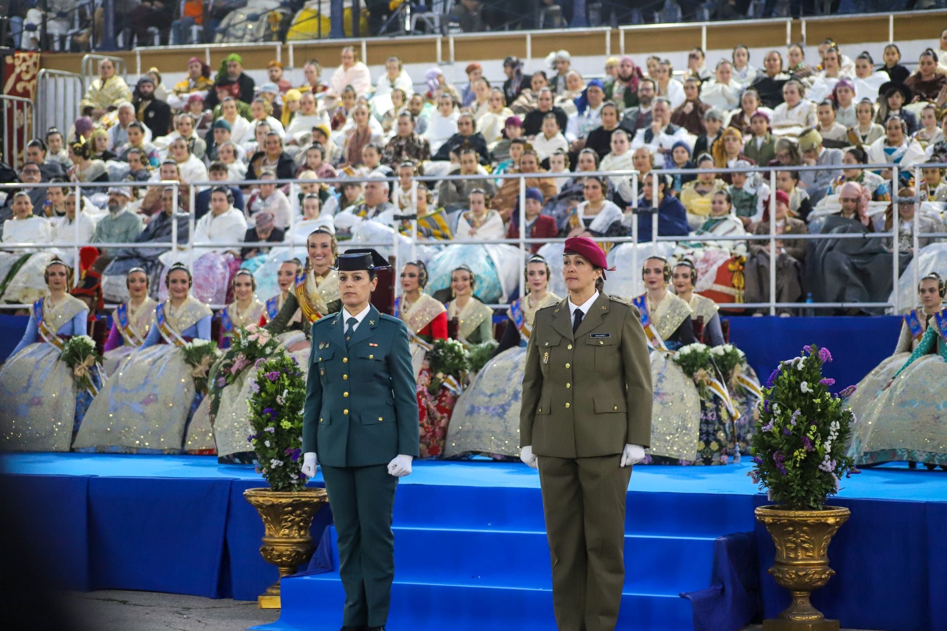 FOTOS | La falla de las Fuerzas Armadas y la Guardia Civil homenajea al pueblo valenciano