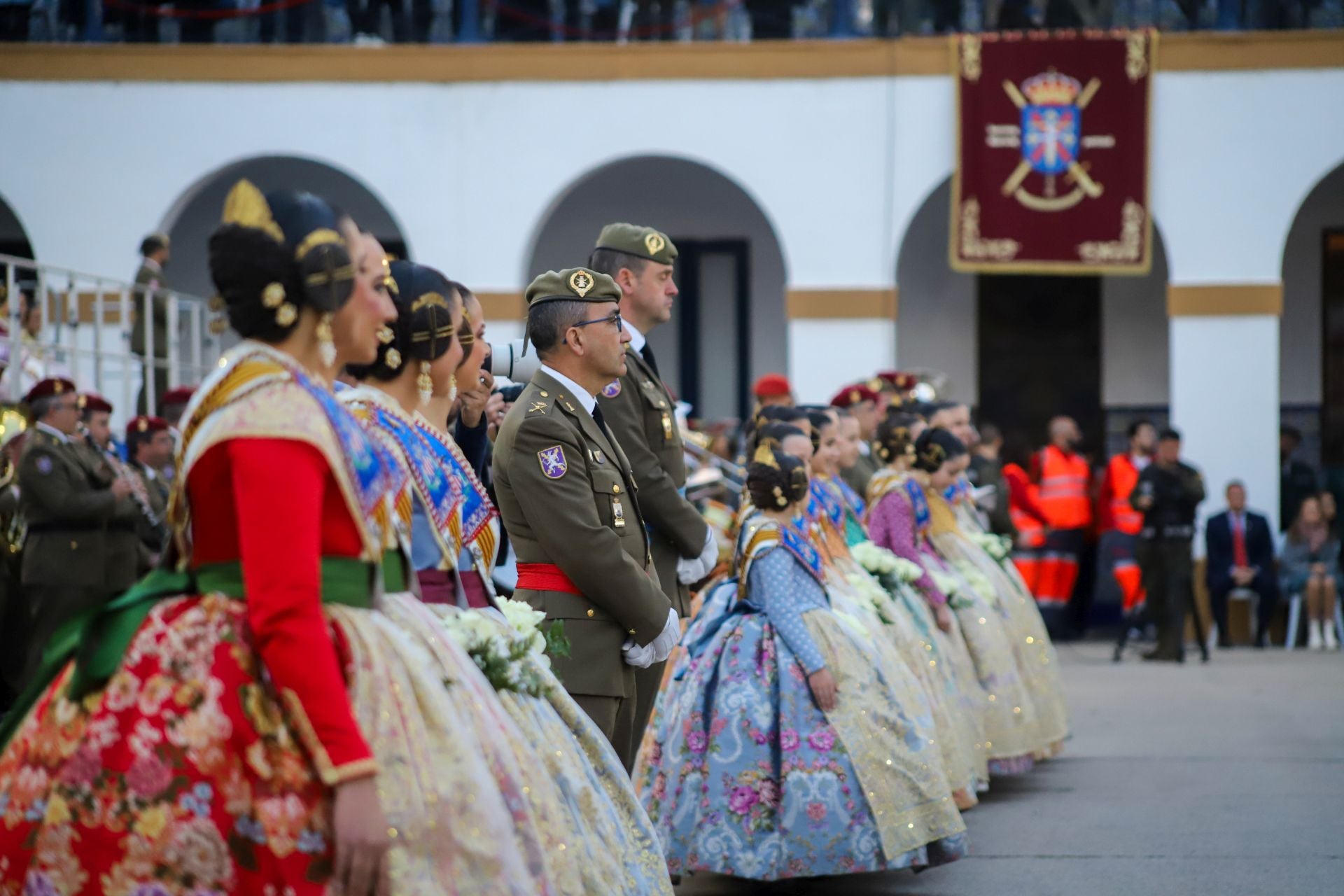 FOTOS | La falla de las Fuerzas Armadas y la Guardia Civil homenajea al pueblo valenciano