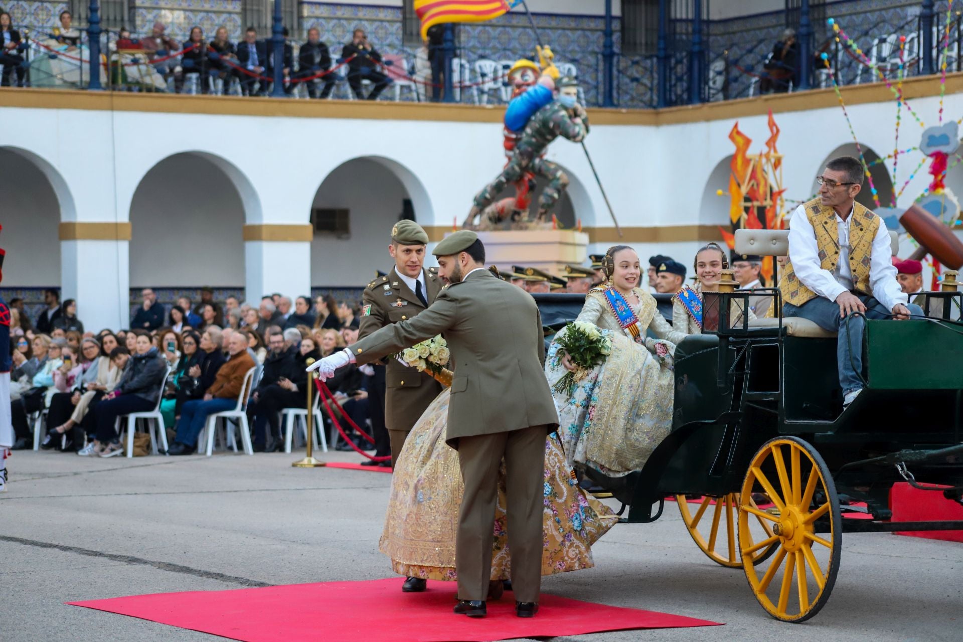 FOTOS | La falla de las Fuerzas Armadas y la Guardia Civil homenajea al pueblo valenciano