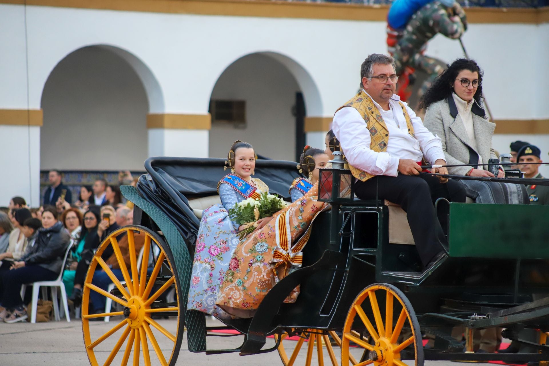 FOTOS | La falla de las Fuerzas Armadas y la Guardia Civil homenajea al pueblo valenciano