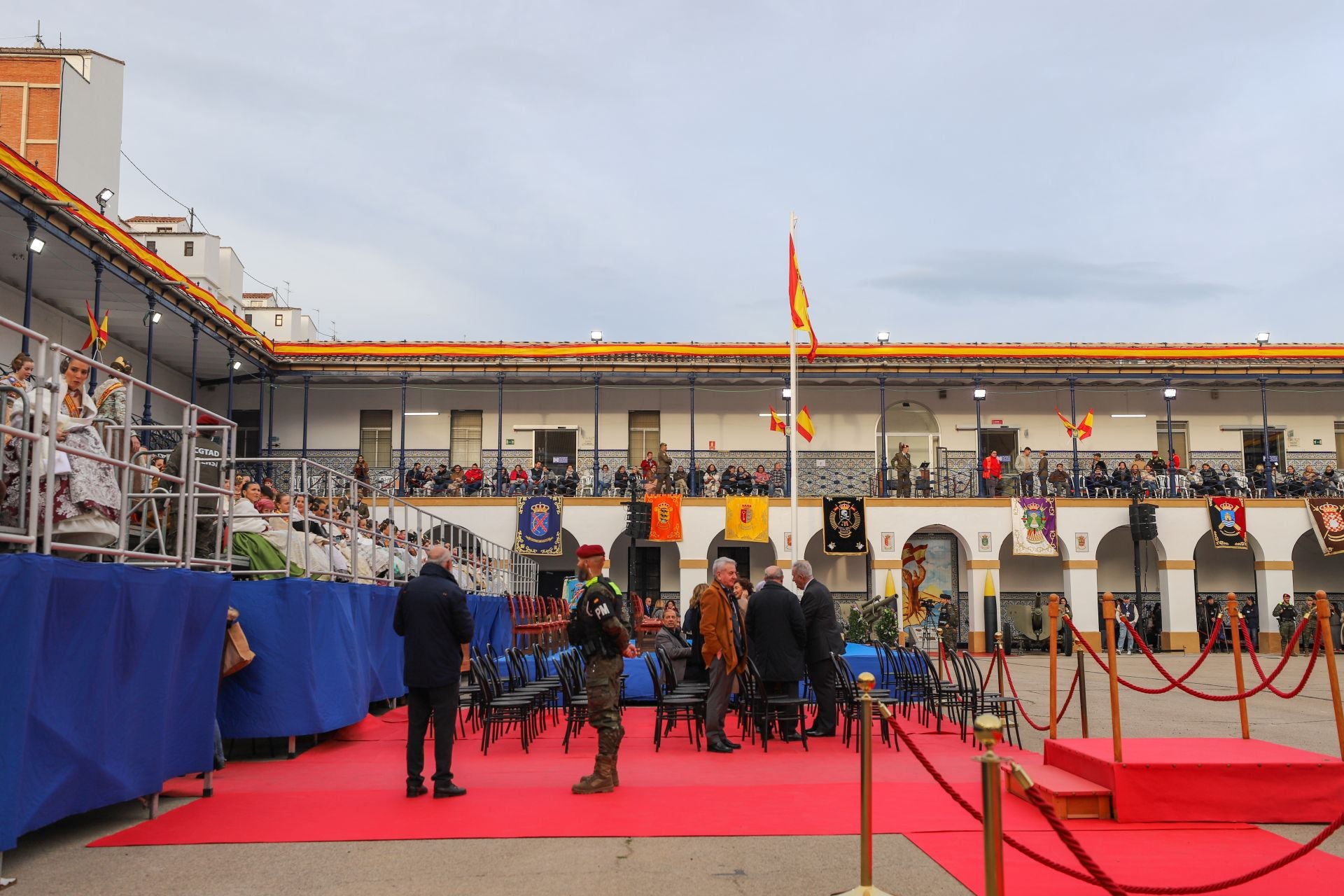 FOTOS | La falla de las Fuerzas Armadas y la Guardia Civil homenajea al pueblo valenciano