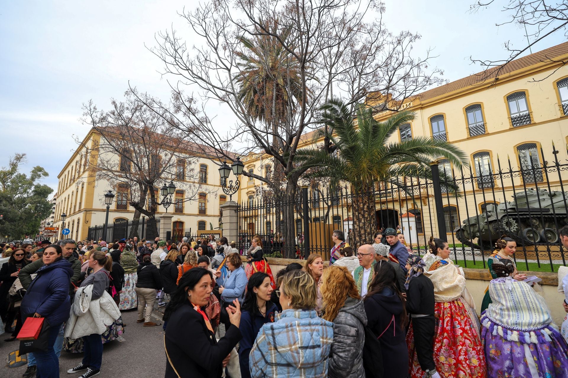 FOTOS | La falla de las Fuerzas Armadas y la Guardia Civil homenajea al pueblo valenciano