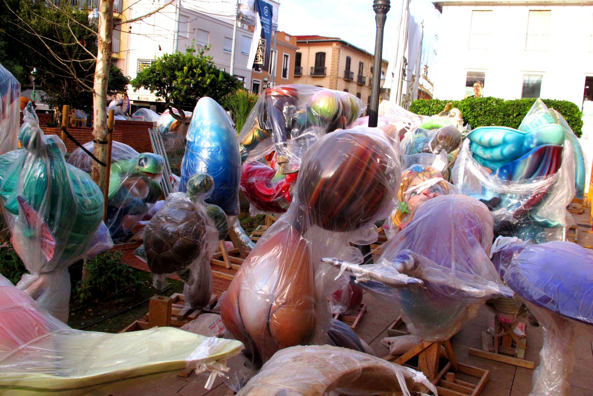 Imagen principal - La falla Centro, la primera en sacar los ninots a la calle