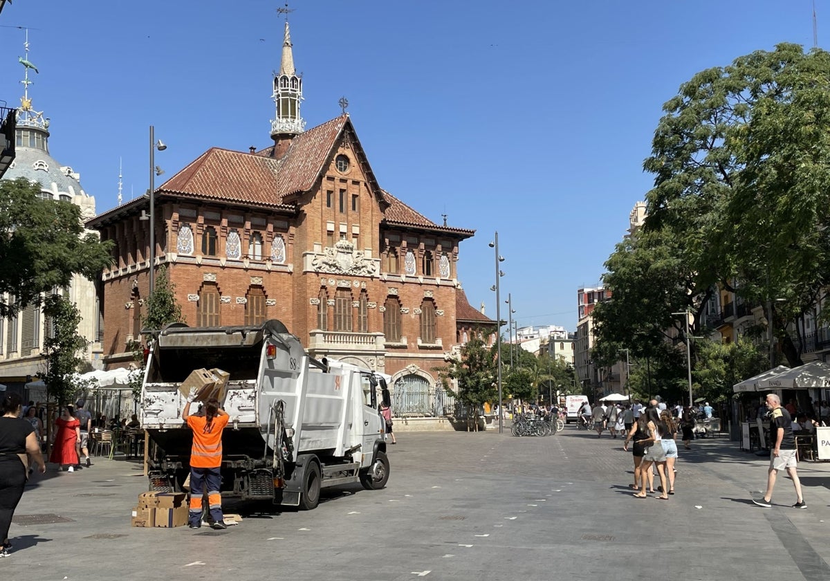 Recogida de cartón, en la plaza del Mercado, en Valencia.