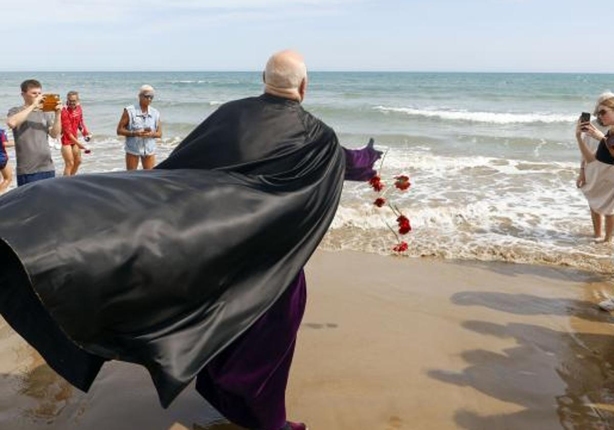 La Semana Santa Marinera pisa la playa en Valencia.