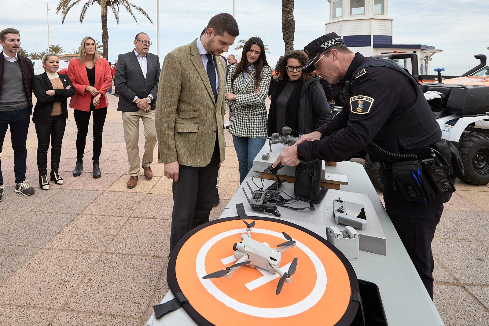 Los agentes muestran el servicio de vigilancia con dron.