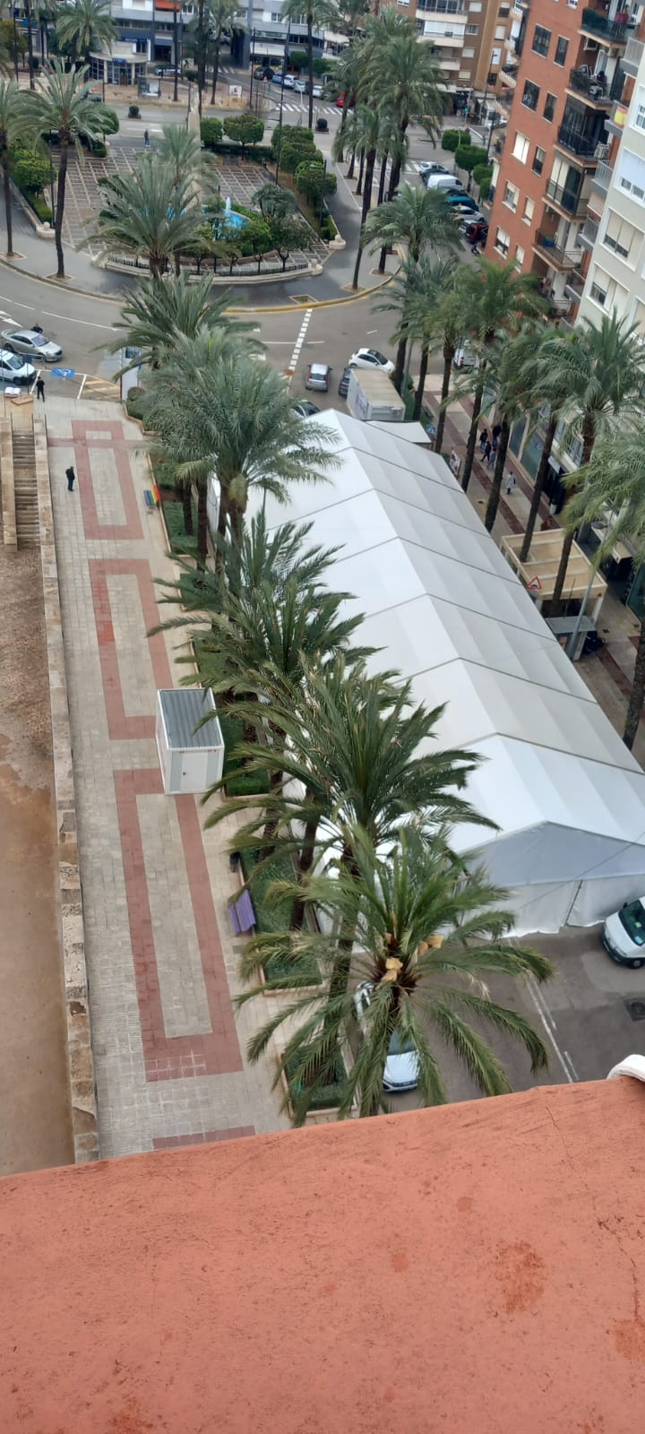 Carpa de El Mercat instalada en la avenida Luis Suñer.