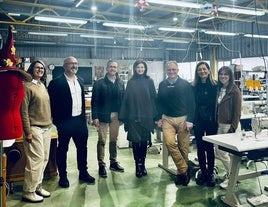 La directora general en su visita al aula de confección del IES Sivera Font.