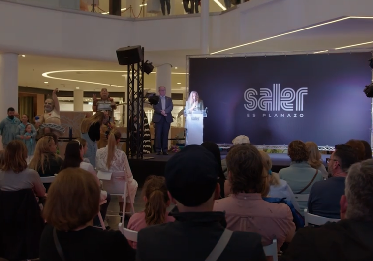 El Centro Comercial Saler entrega trajes de fallera a dos damnificadas por la dana en colaboración con indumentaristas y orfebres