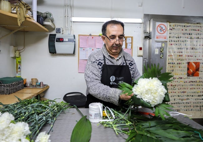 Florista preparando ramos para la ofrenda.