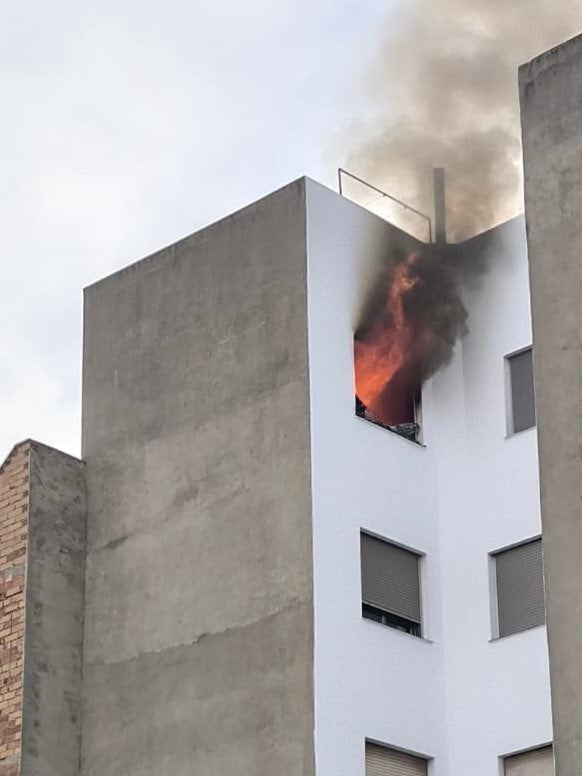 Imágenes de las llamas saliendo por una de las ventanas de la vivienda.