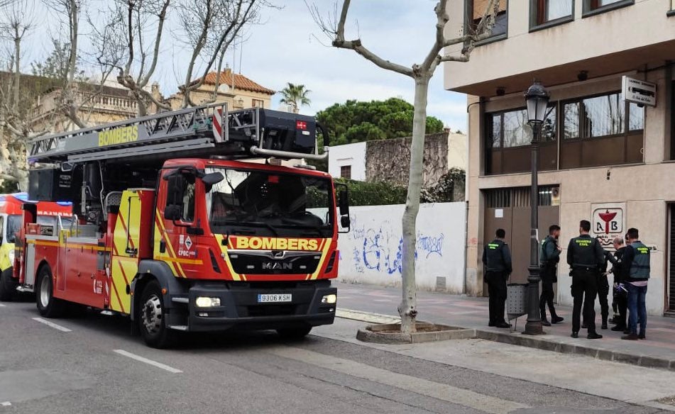 Camión de bomberos del Consorcio Provincial de Castellón junto al edificio afectado.