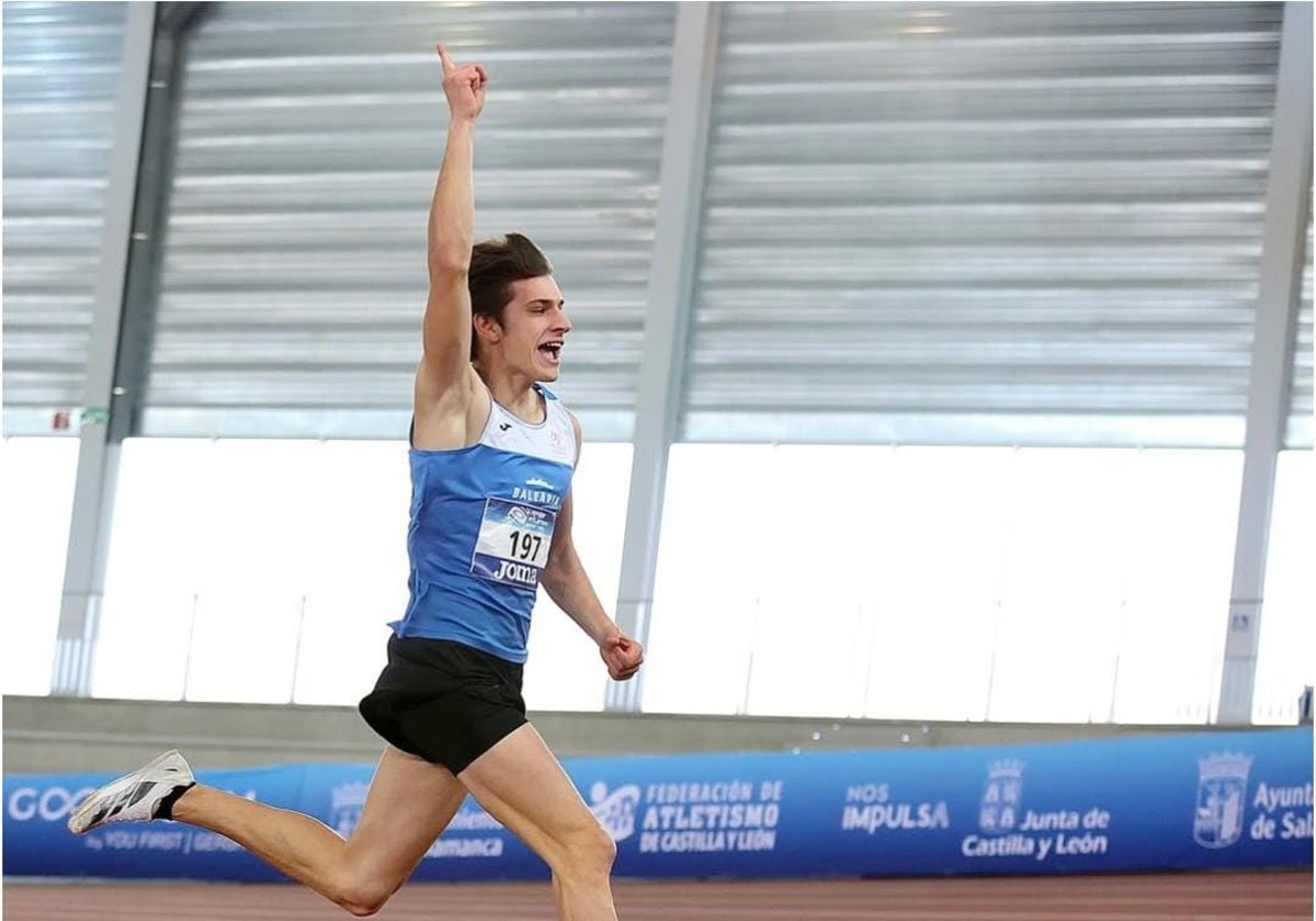 Un atleta de pista del Club Atletismo Denia, durante uno de sus entrenamientos.