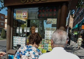 Venta de cupones en un quiosco de la ONCE.