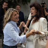 La ministra de Trabajo, Yolanda Díaz (i), saluda a la ministra de Igualdad, Ana Redondo.