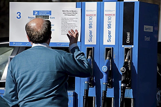 Un hombre reposta gasolina, en una imagen de archivo.