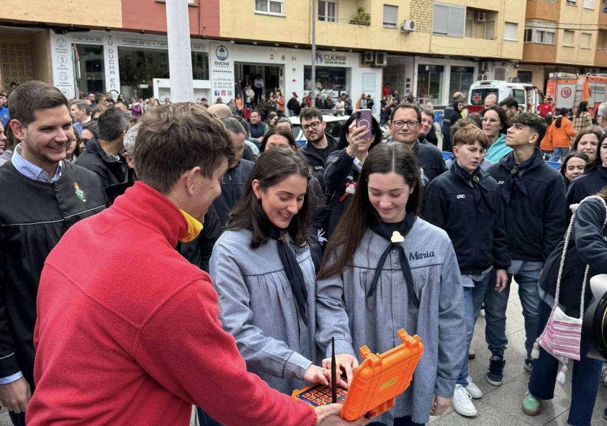 las falleras mayores de Gandia, en una mascletà.