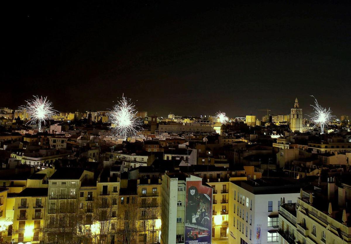 Decenas de castillos disparados simultáneamente en l'alba de les Falles.