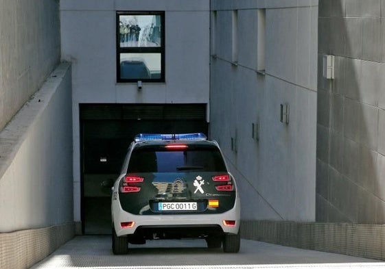 Un coche de la Guardia Civil entrando en los juzgados de Paterna en una imagen de archivo.