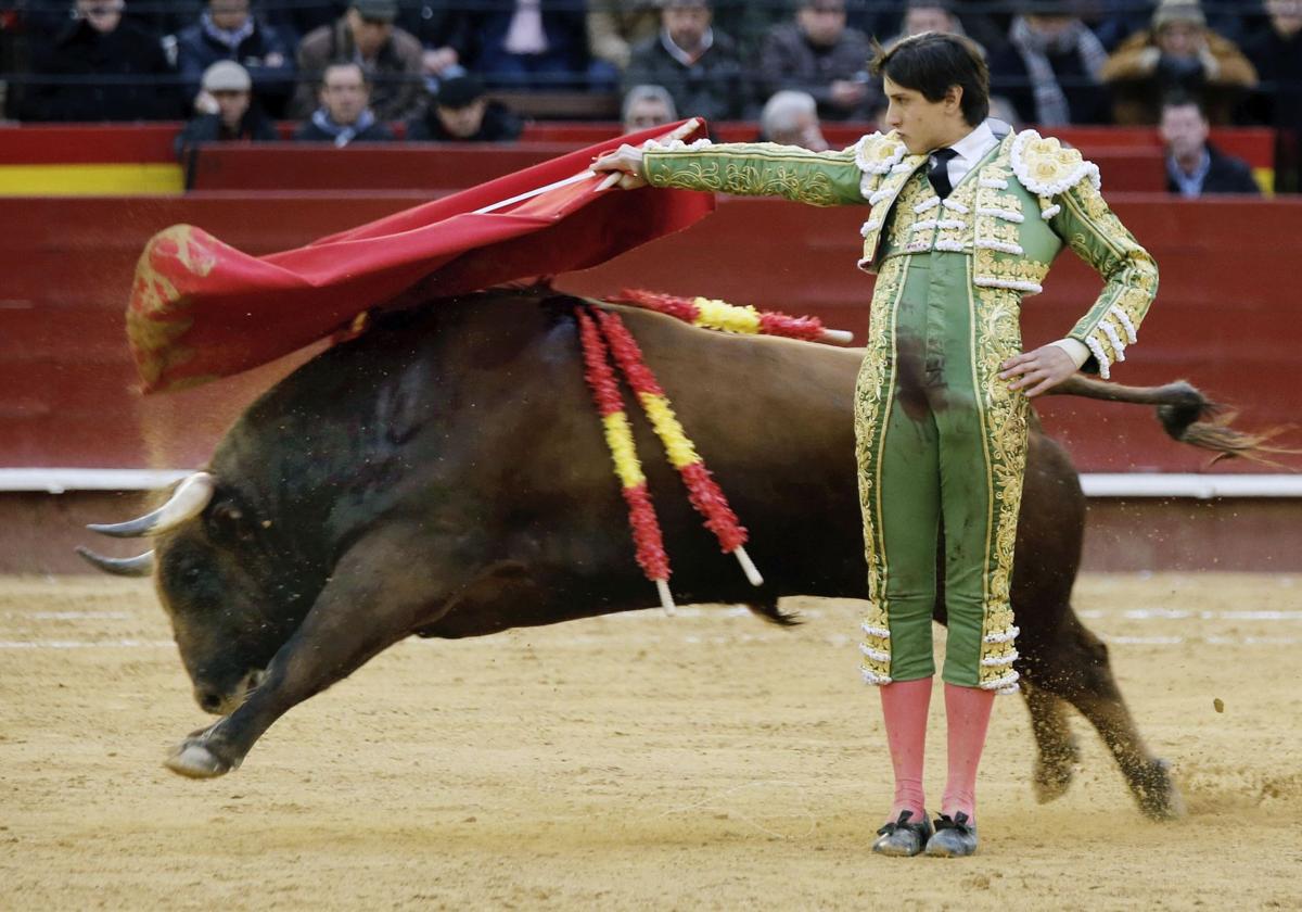 Pase por la espalda del peruano Andrés Roca Rey.