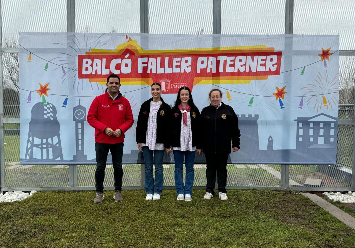 El alcalde, con las falleras mayores y la presidenta de la Junta Local de Paterna.