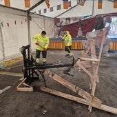 Operarios limpian los restos del ninot quemado.