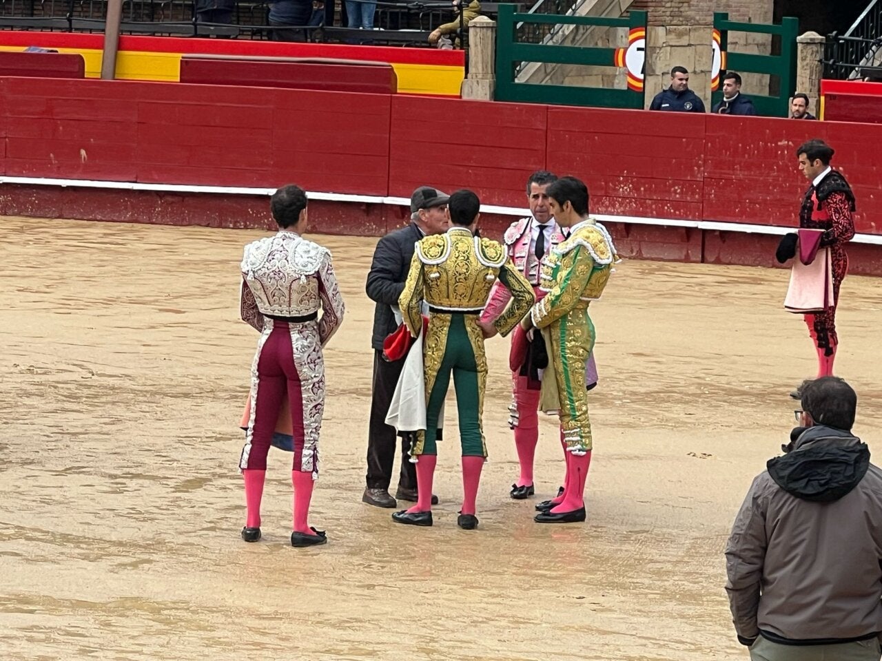 Los toreros del festejo del viernes sobre el ruedo de la plaza de toros de Valencia.