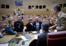 Diputados de Compromís hablan con los miembros de la Mesa de Les Corts durante el último pleno.