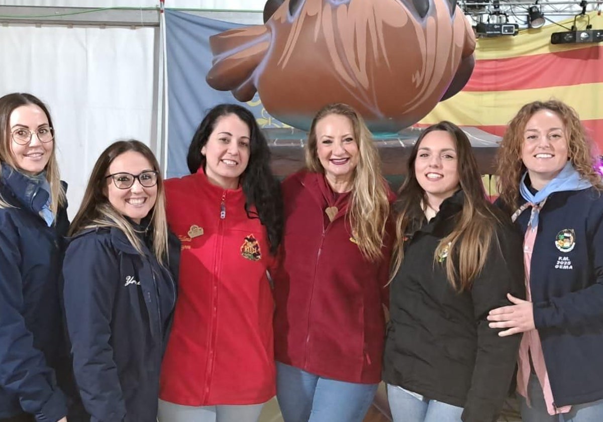 En el centro las dos falleras mayores de Les Moreres, Marta Soriano y de Turianova, Cristina Ballester, con falleras mayores de Poblats al Sud.