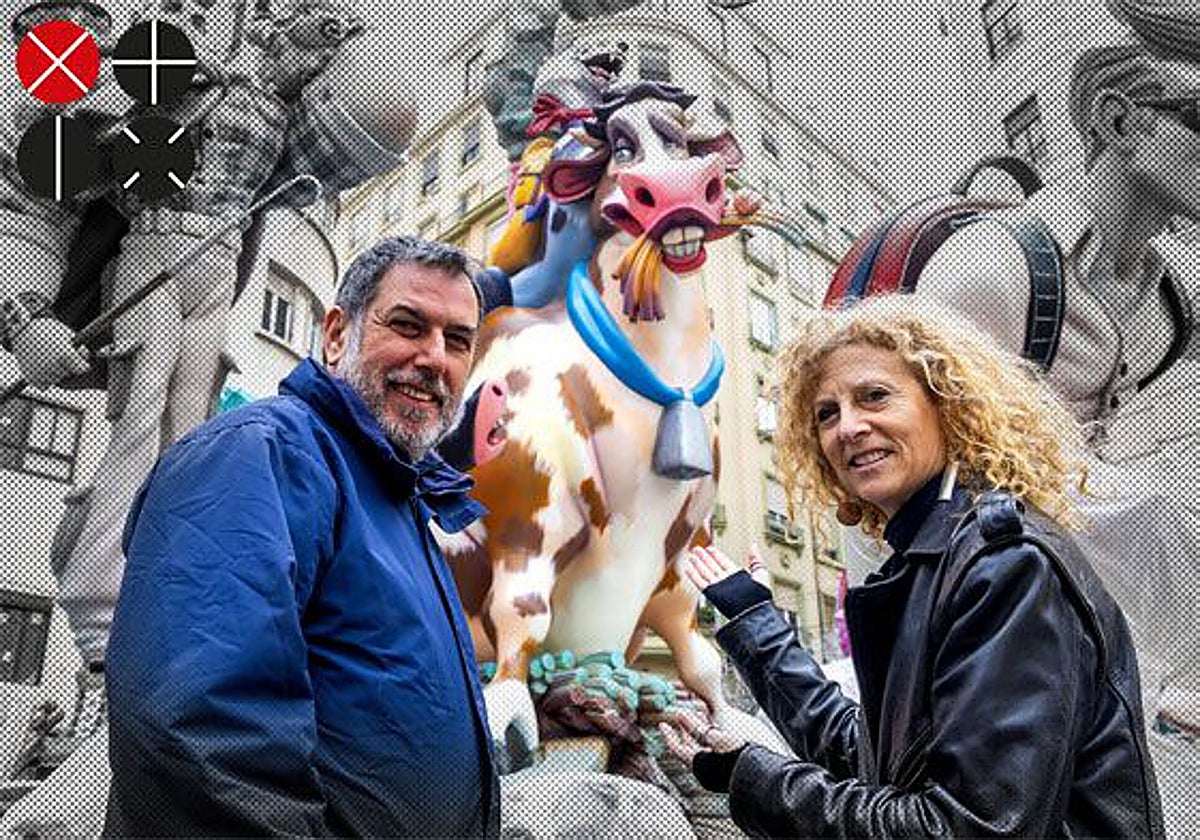 Carlos Vicent, presidente de la comisión, y Michele Buster, junto a la falla.