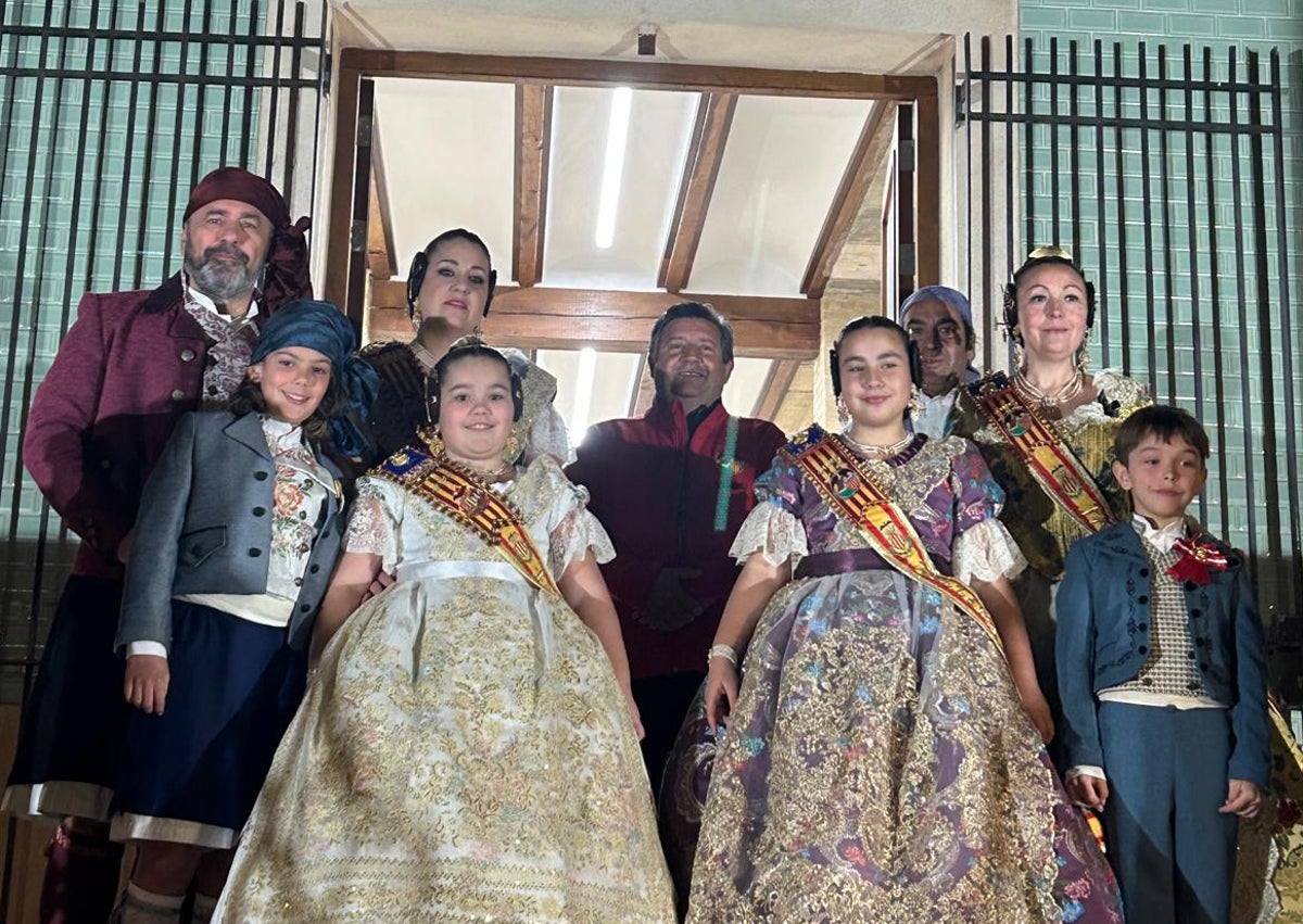 Imagen secundaria 1 - Falla Les Moreres, en la mascletà, crida conjunta de Les Moreres y Jesús Morante Borrás-Caminot-La Punta y fiesta de disfraces en Les Moreres.