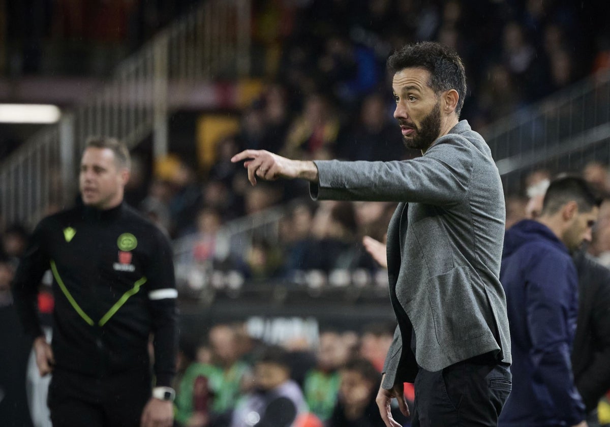 Carlos Corberán dirige un partido del Valencia