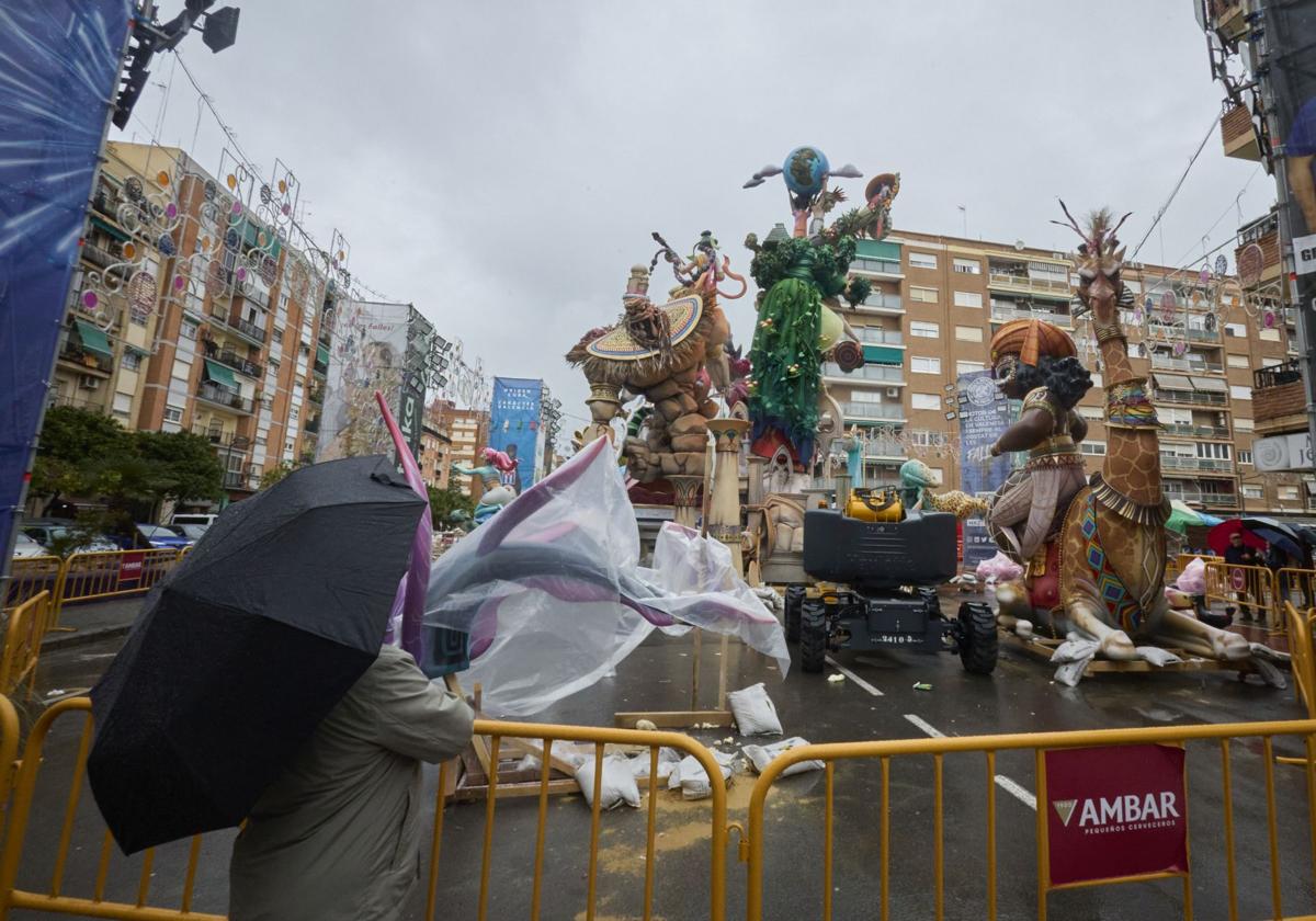 La plantà de las fallas de Especial, con dificultad por la lluvia