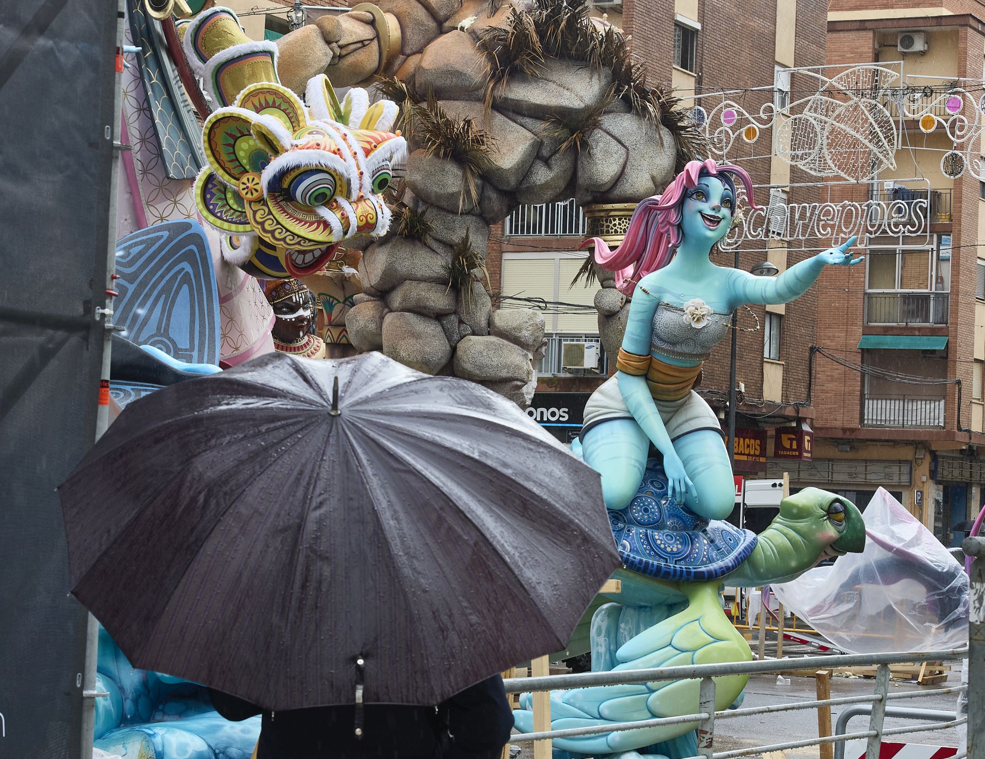 La plantà de las fallas de Especial, con dificultad por la lluvia