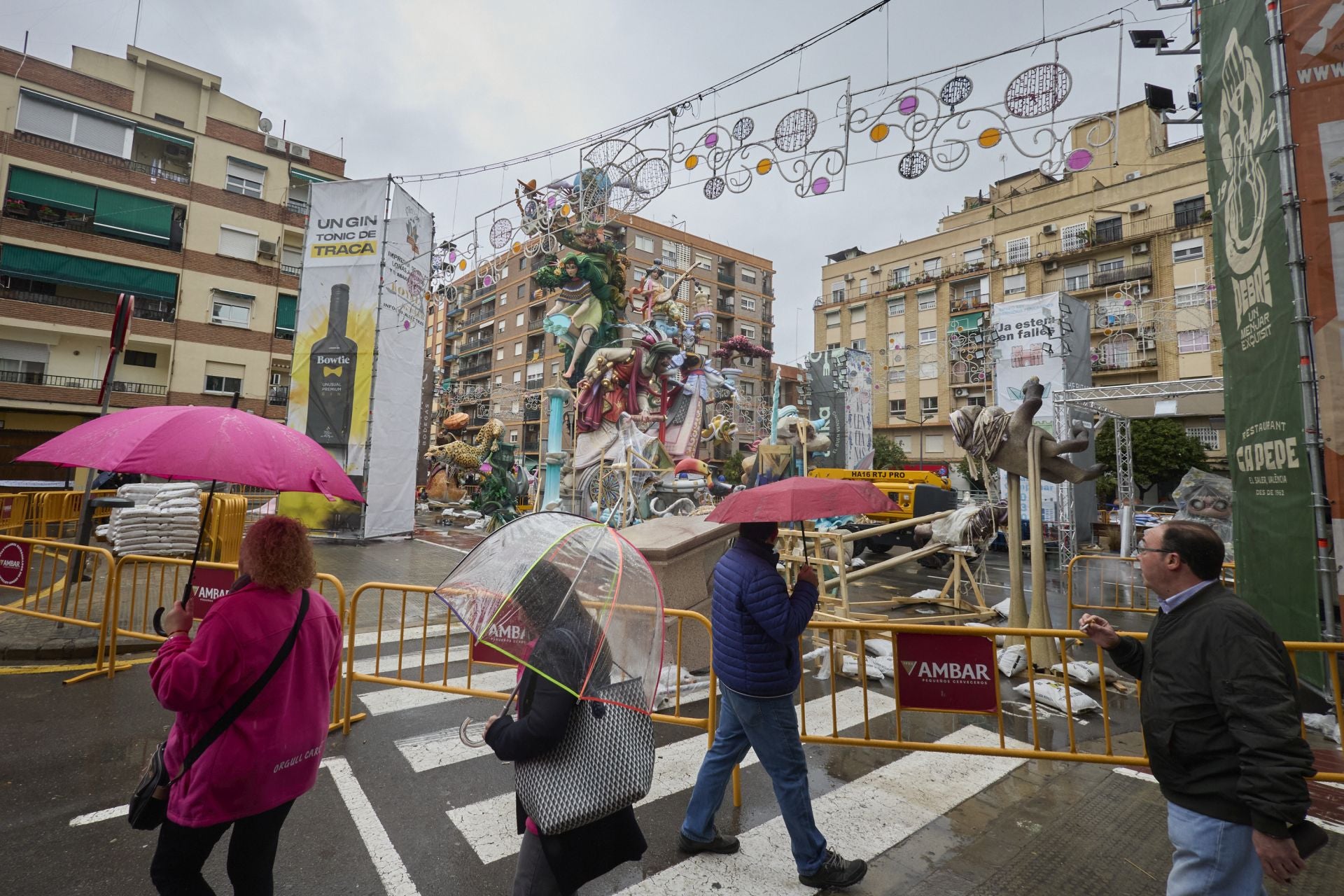 La plantà de las fallas de Especial, con dificultad por la lluvia