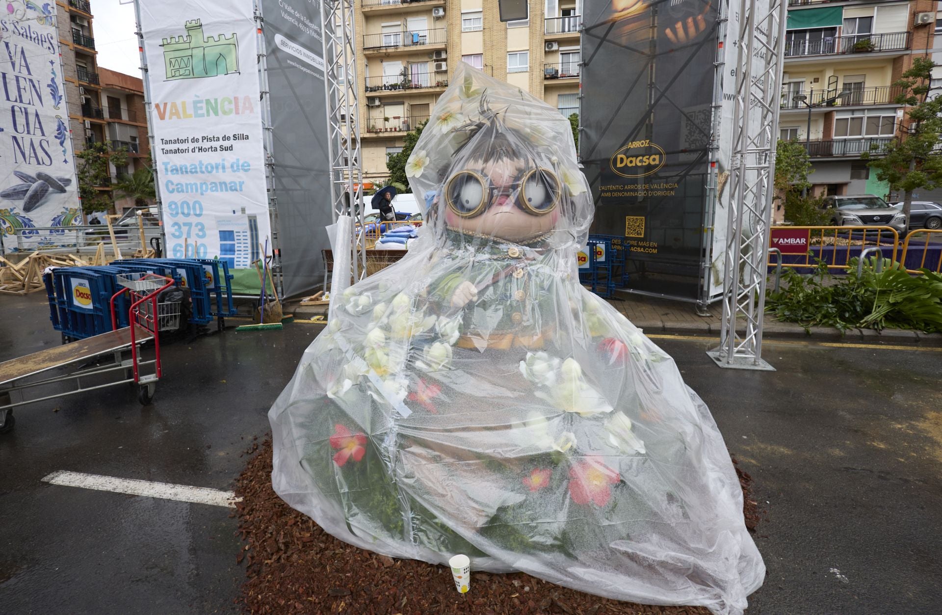 La plantà de las fallas de Especial, con dificultad por la lluvia