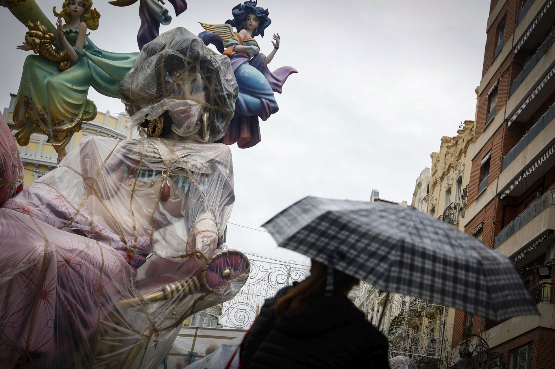 La plantà de las fallas de Especial, con dificultad por la lluvia